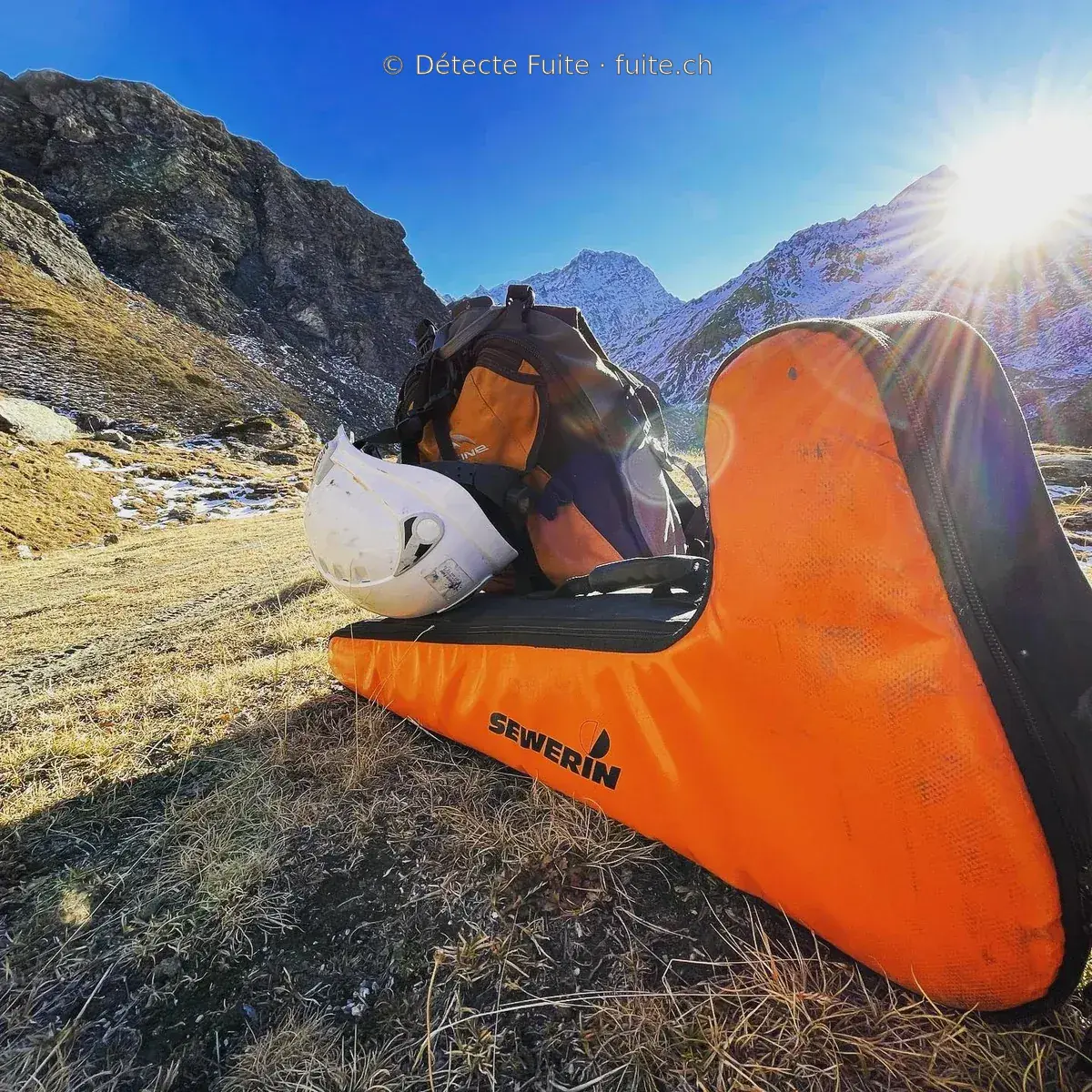 Sac de matériel Sewerin, sac à dos et casque sur un terrain de montagne