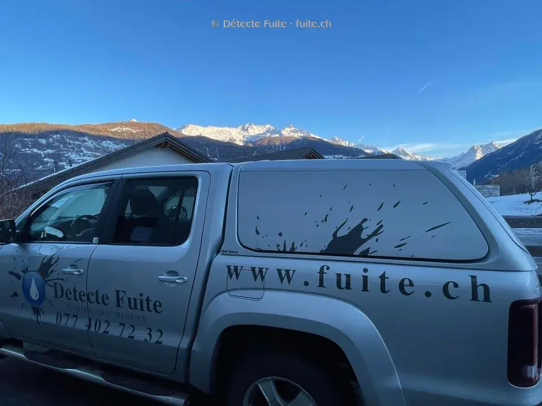 Véhicule Détecte Fuite devant un paysage enneigé