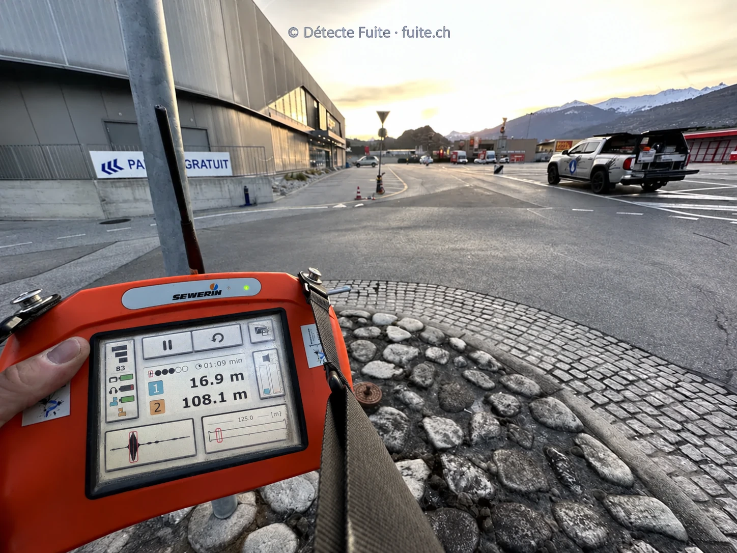 Appareil de recherche de fuite avec un pic de corrélation acoustique visible