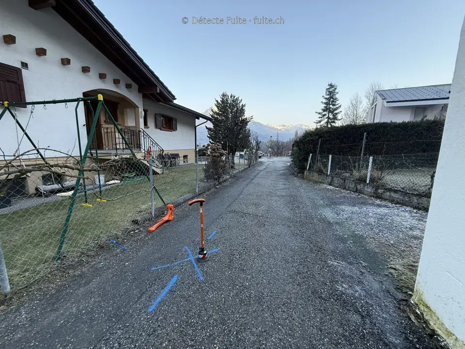 Matériel de relevé installé près de marquages au sol dans une rue