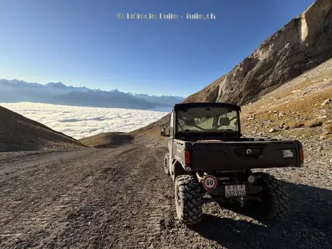 Véhicule tout-terrain sur un chemin de montagne